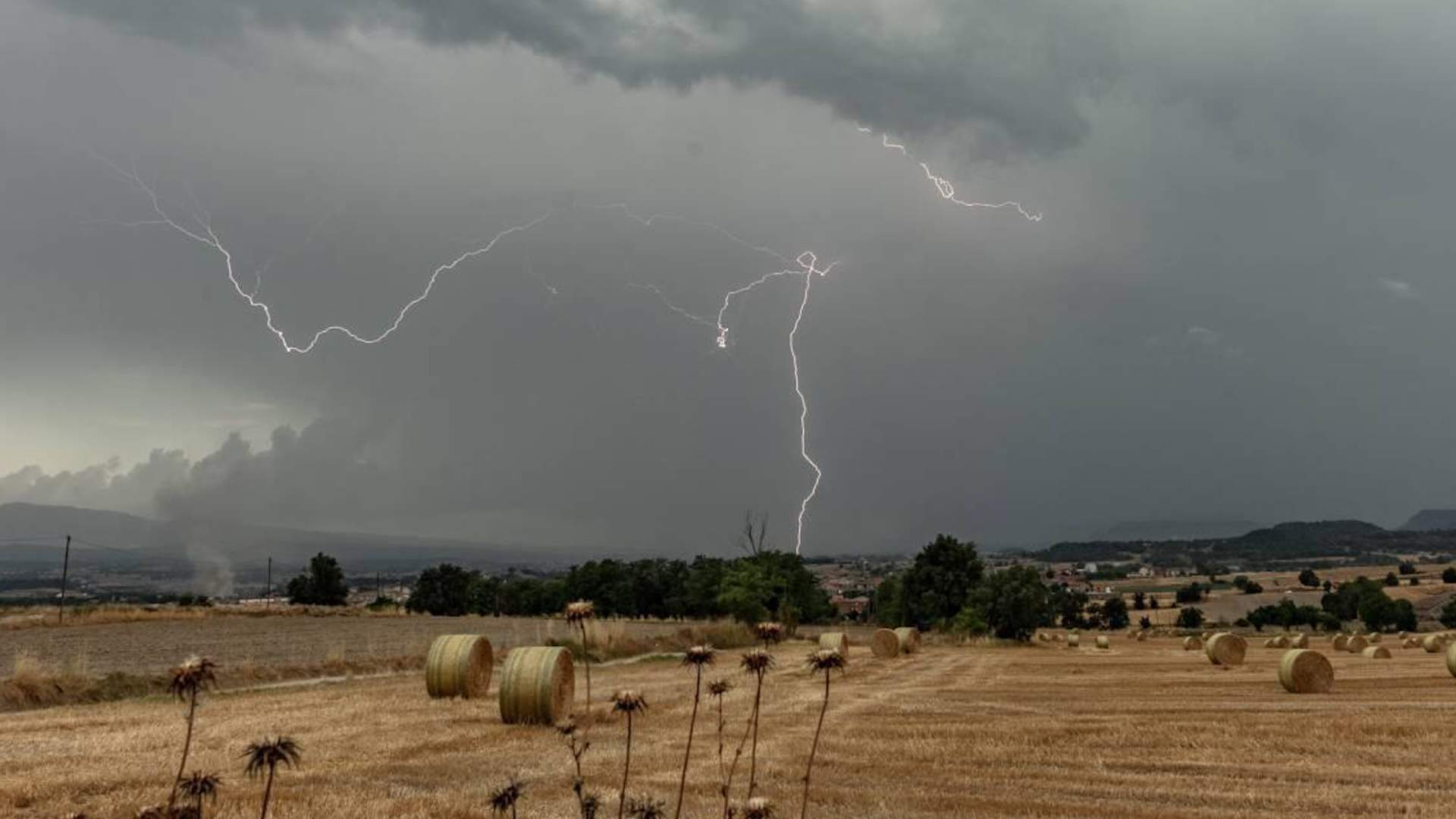 Tornen la pluja i les tempestes locals a Catalunya: alerta per aiguats a l'Ebre