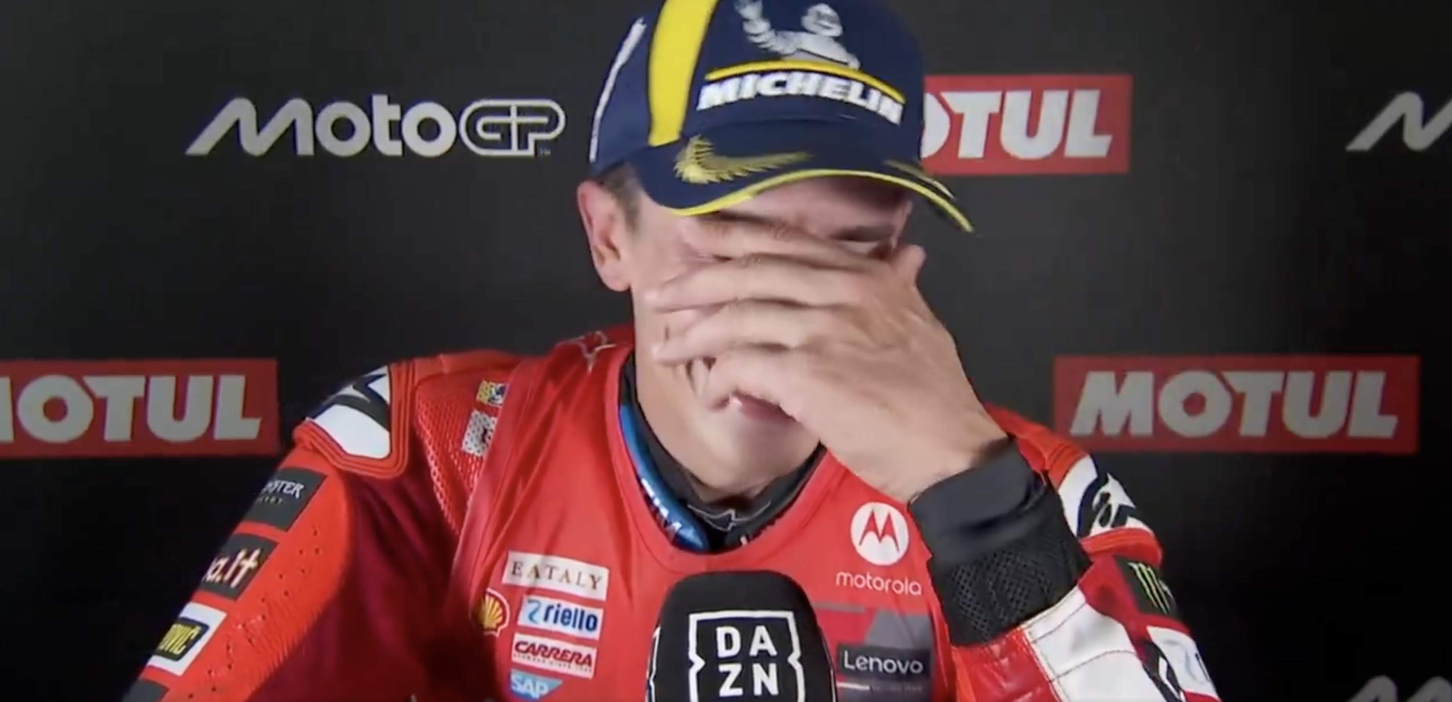 Marc Márquez plora desconsoladament després de recordar el seu avi