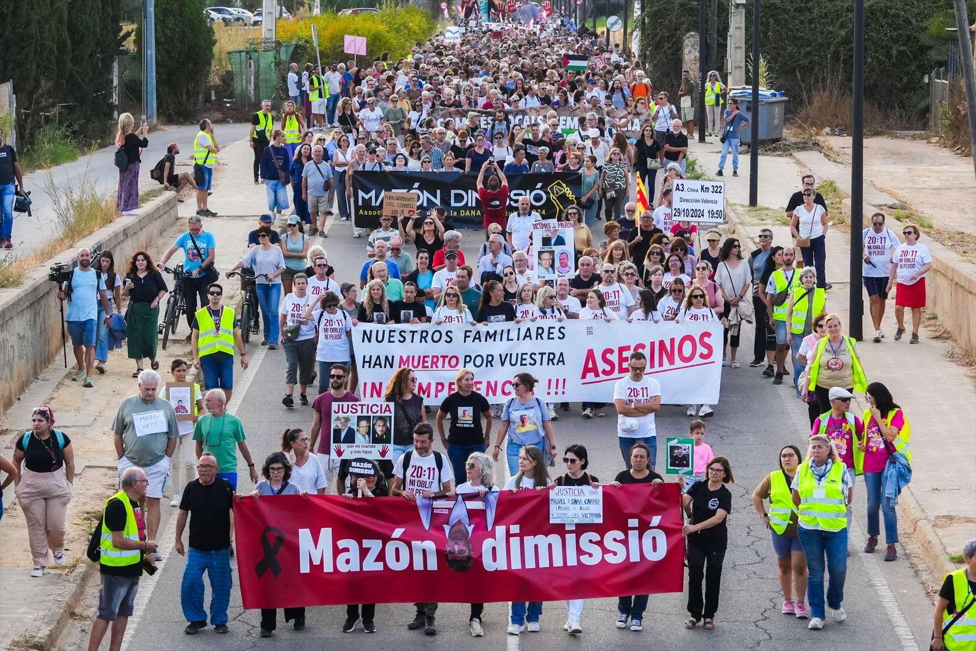 Milers de persones protesten un any després de la DANA per mantenir viva la ira contra Mazón