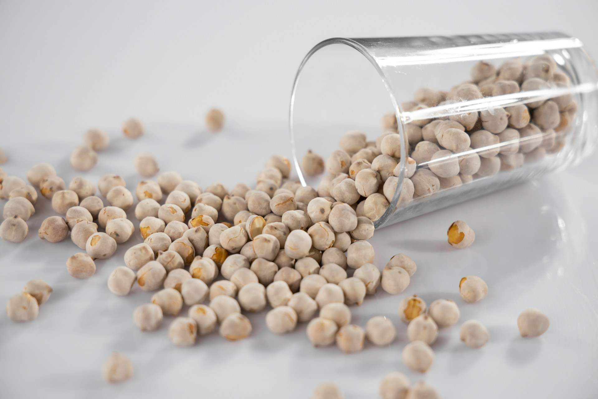 Cómo quitar la piel de los garbanzos en segundos con un truco genial