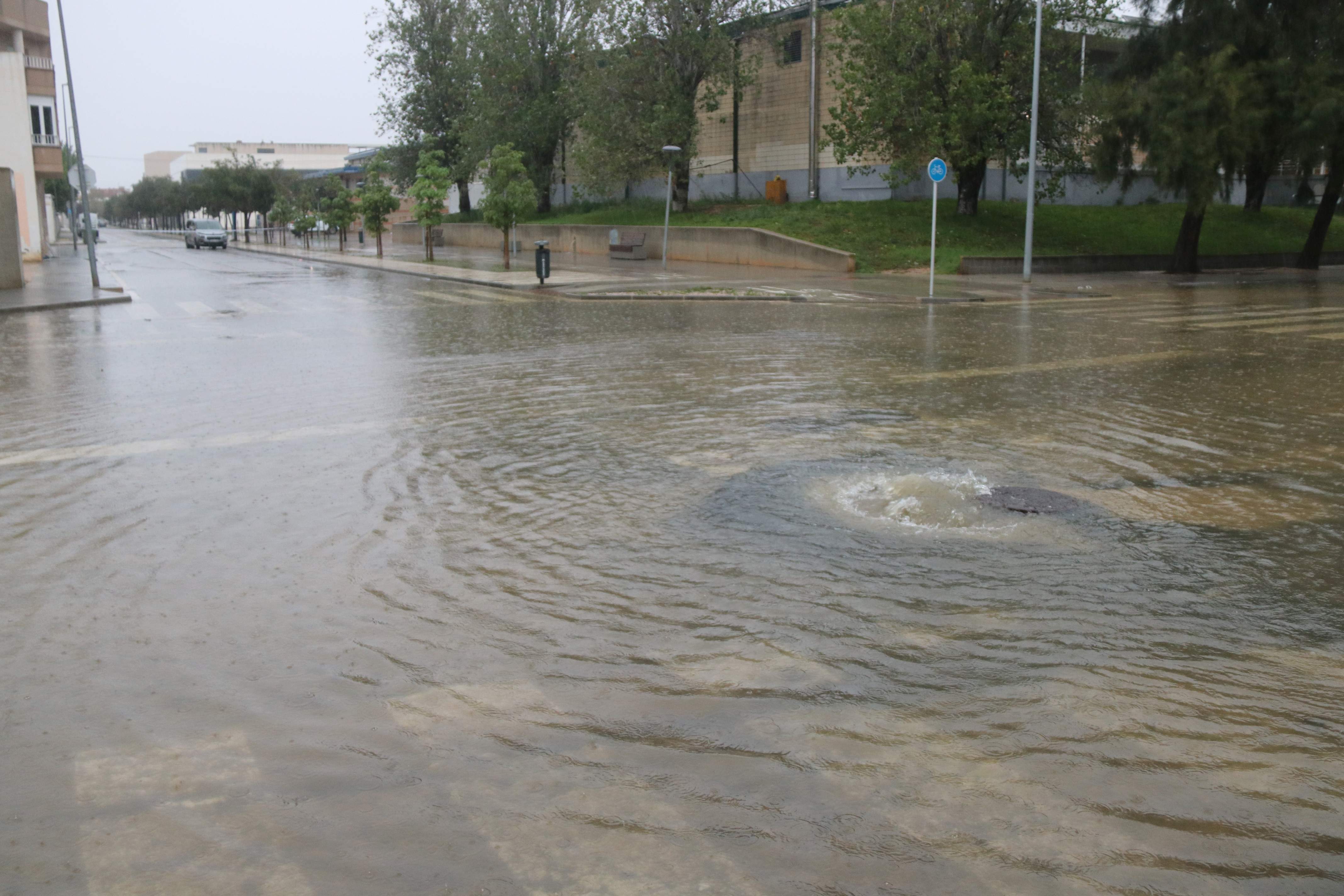 Cierran todas las escuelas en el Montsià y el Baix Ebre por un temporal que deja 240 litros por metro cuadrado