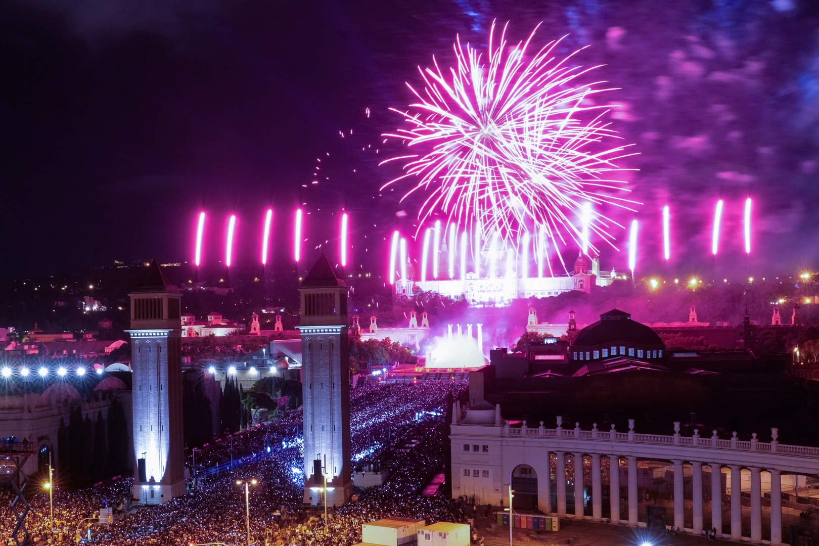 Ni Rosalía ni Estopa marcan el camino: el piromusical de la Mercè reforzará la música en catalán