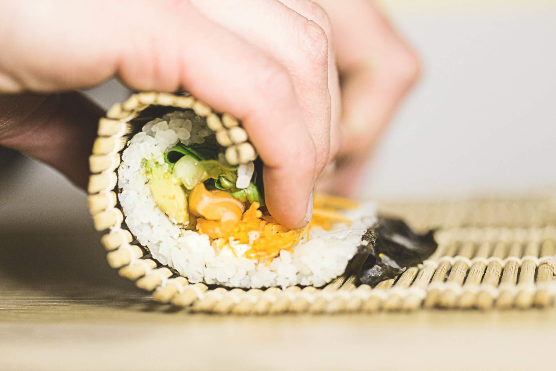 La sorprenent història del primer sushi: ni era de peix cru ni es menjava amb arròs