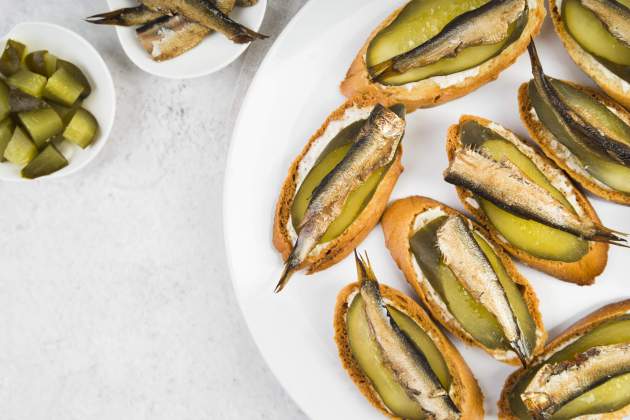 plato plano laico con bruschettas de pescado (1)