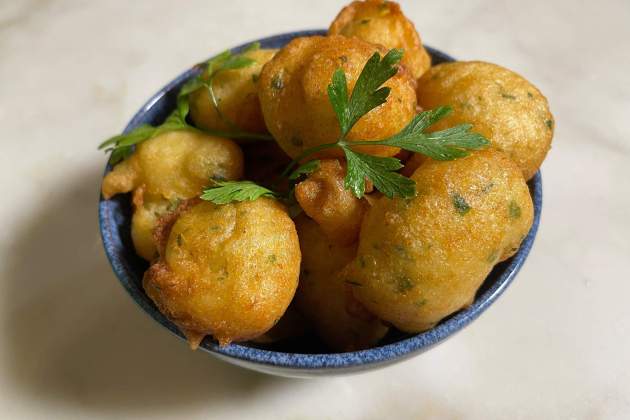 Plato de buñuelos de bacalao Ada Parellada Foto Raquel Sánchez Plato de buñuelos de bacalao Ada Parellada Foto Raquel Sánchez