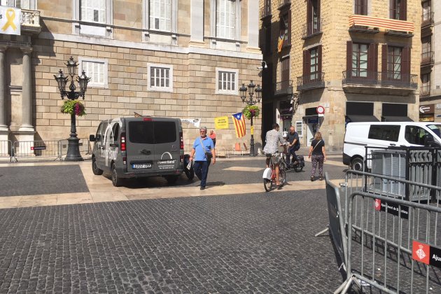 acampada per la república desallotja tendes plaça sant jaume / G.R