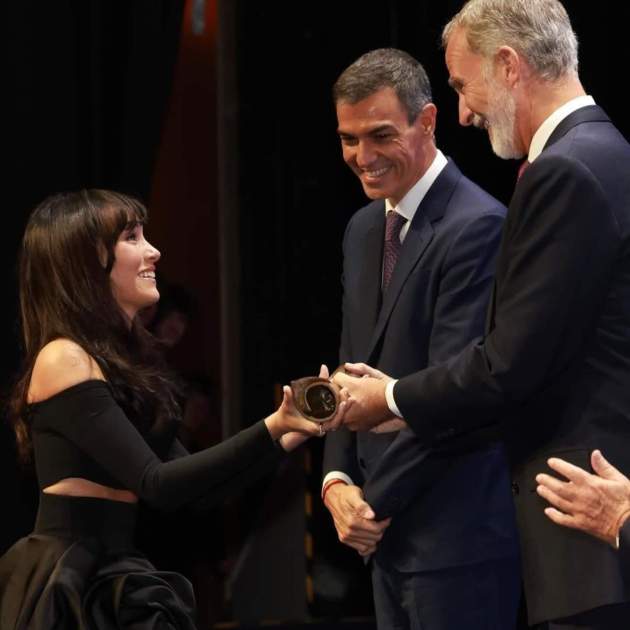 Aitana con el rey Felipe y Pedro Sánchez   Instagram