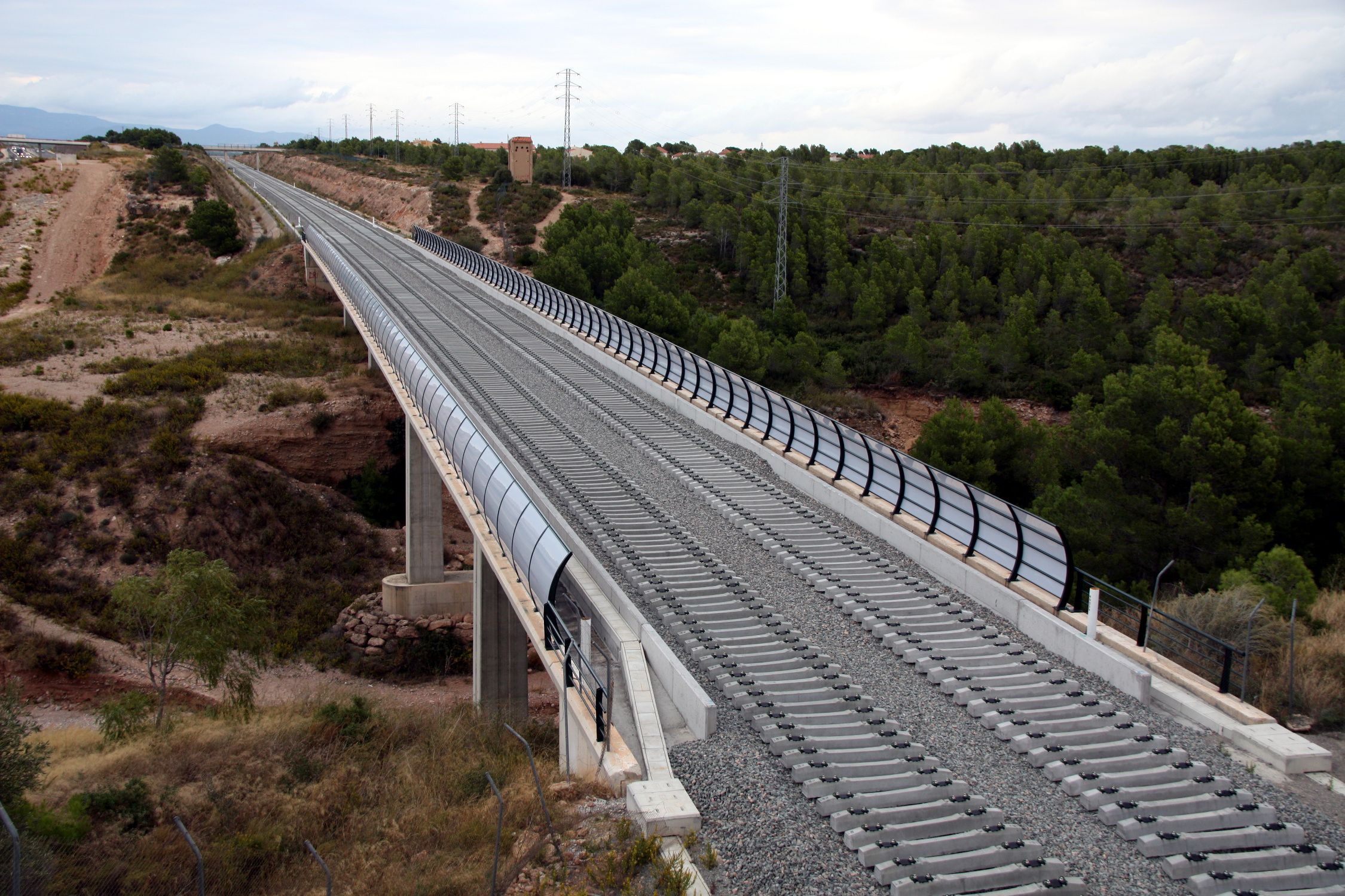 El Parlament exigeix a Sánchez acabar el corredor mediterrani abans del 2030