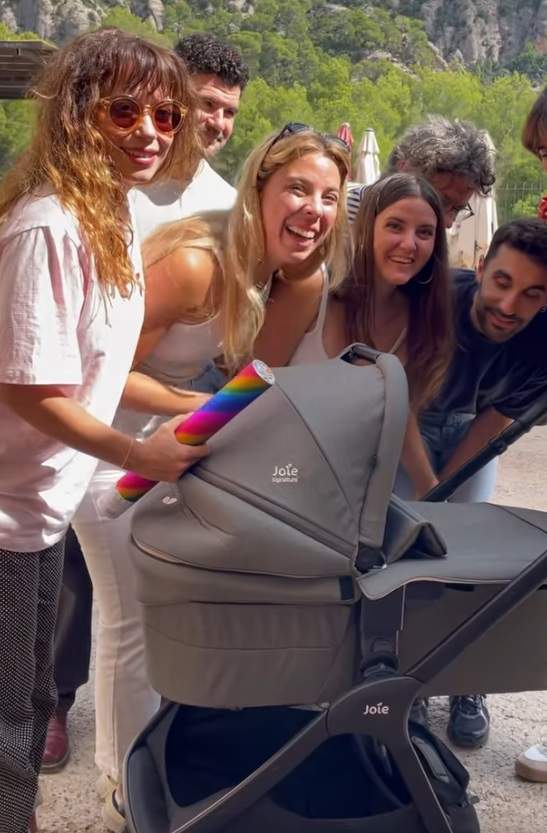 Los amigos de Alba Brunet, viendo a su hijo IG