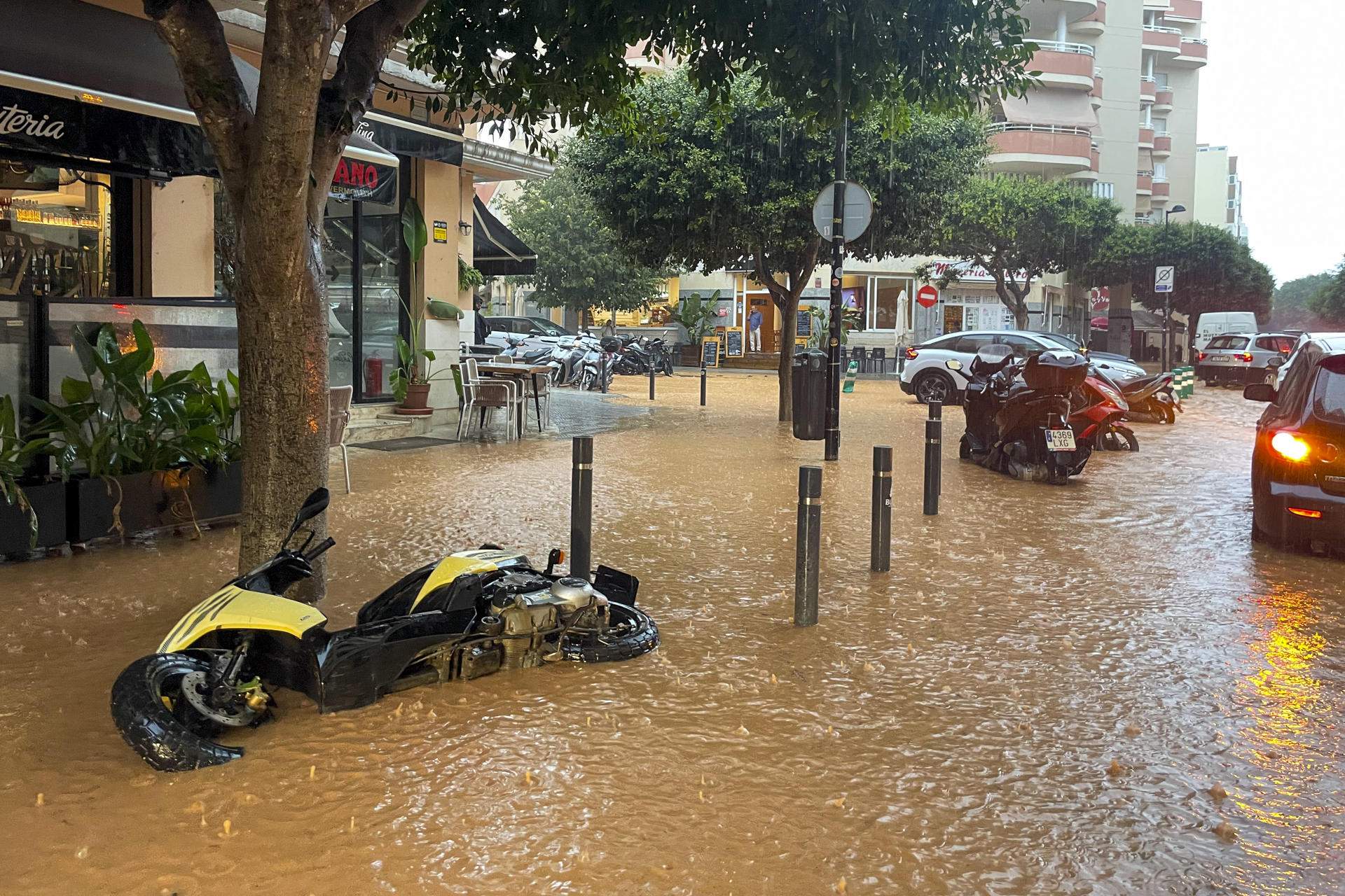 Alerta vermella per pluges torrencials a Eivissa i Formentera: els bombers, desbordats