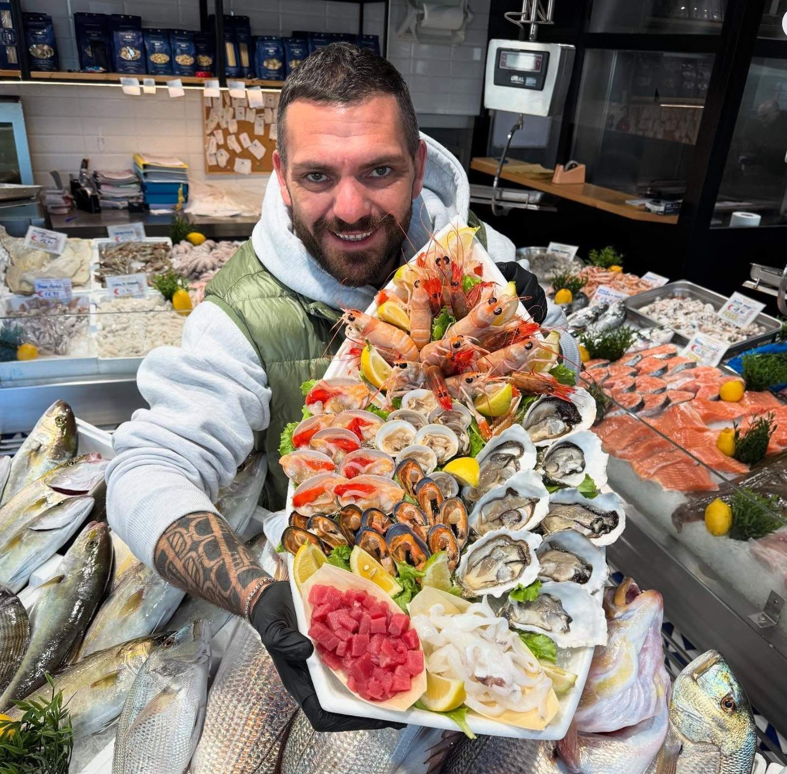 La peixateria espectacular on tries el producte que vols perquè te'l cuinin com més t'agradi