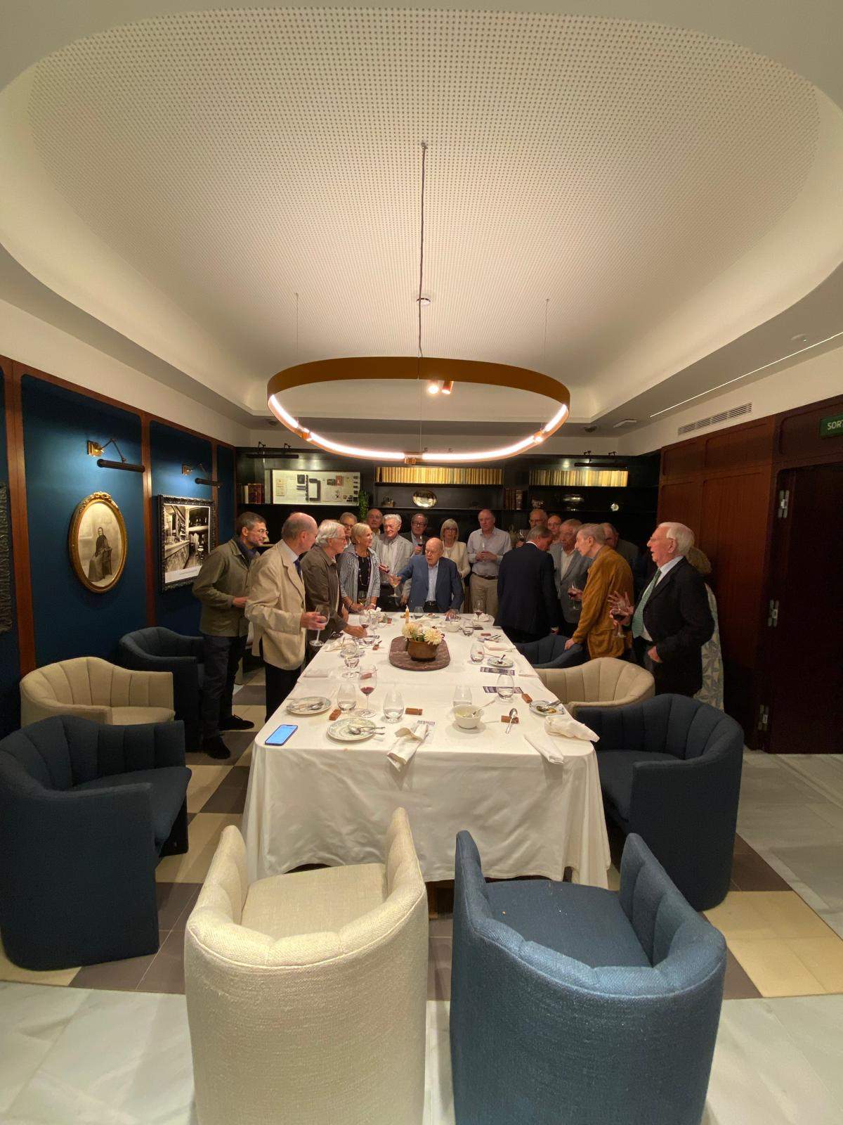 Pujol se reúne en una comida con 23 consellers de CiU y muestra orgullo por sus años de Govern