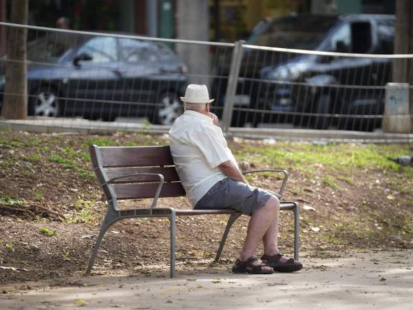Imagen de un jubilado en un parque | Europa Press