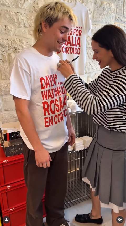 Rosalía signant la camiseta de Cortado / Instagram