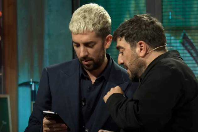 David Broncano i Antonio Orozco mirant el mòbil / YouTube