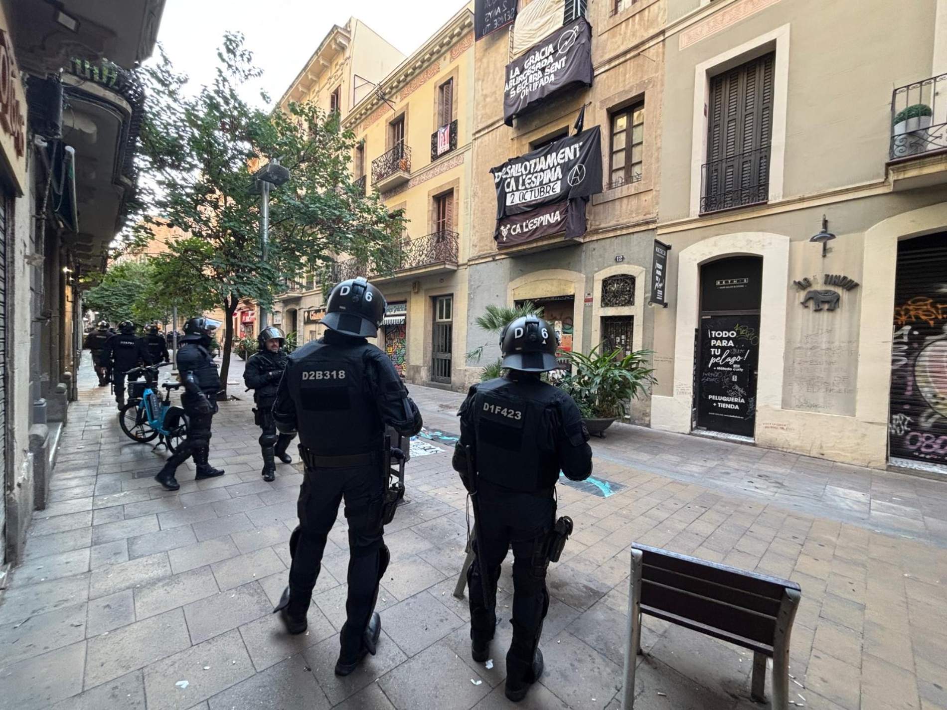Els Mossos prenen el centre del barri de Gràcia de Barcelona per desallotjar definitivament  Ca l'Espina