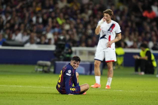 Pedri, adolorit durant el Barça - PSG de Champions League / Foto: EFE