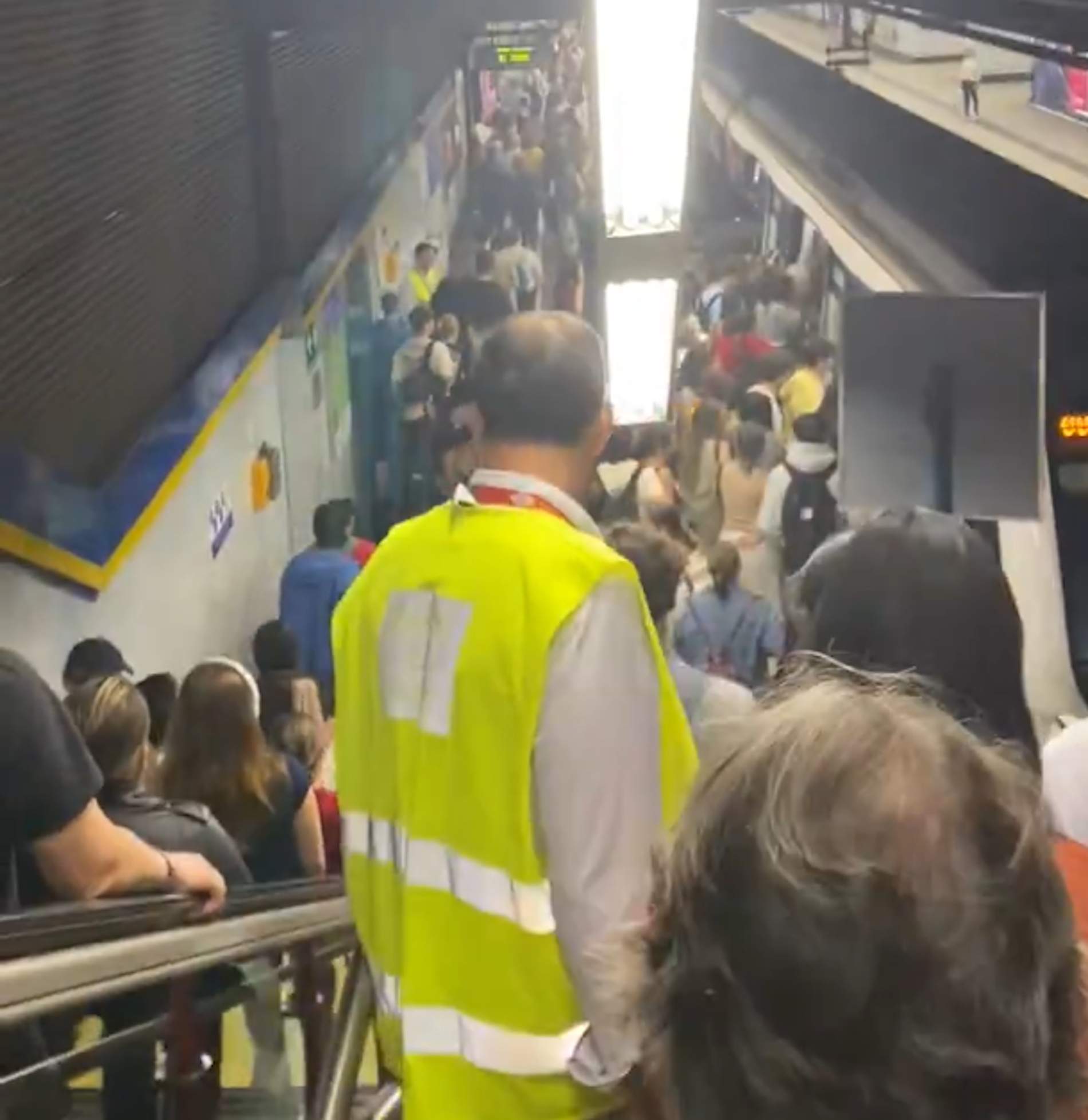 Madrid utilitza “empenyedors” en el metro per ajudar a omplir els vagons en hores punta