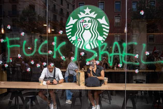 vandalitzen pintada starbucks israel palestina gaza barcelona europa press 1 vandalitzen pintada starbucks israel palestina gaza barcelona europa press 1