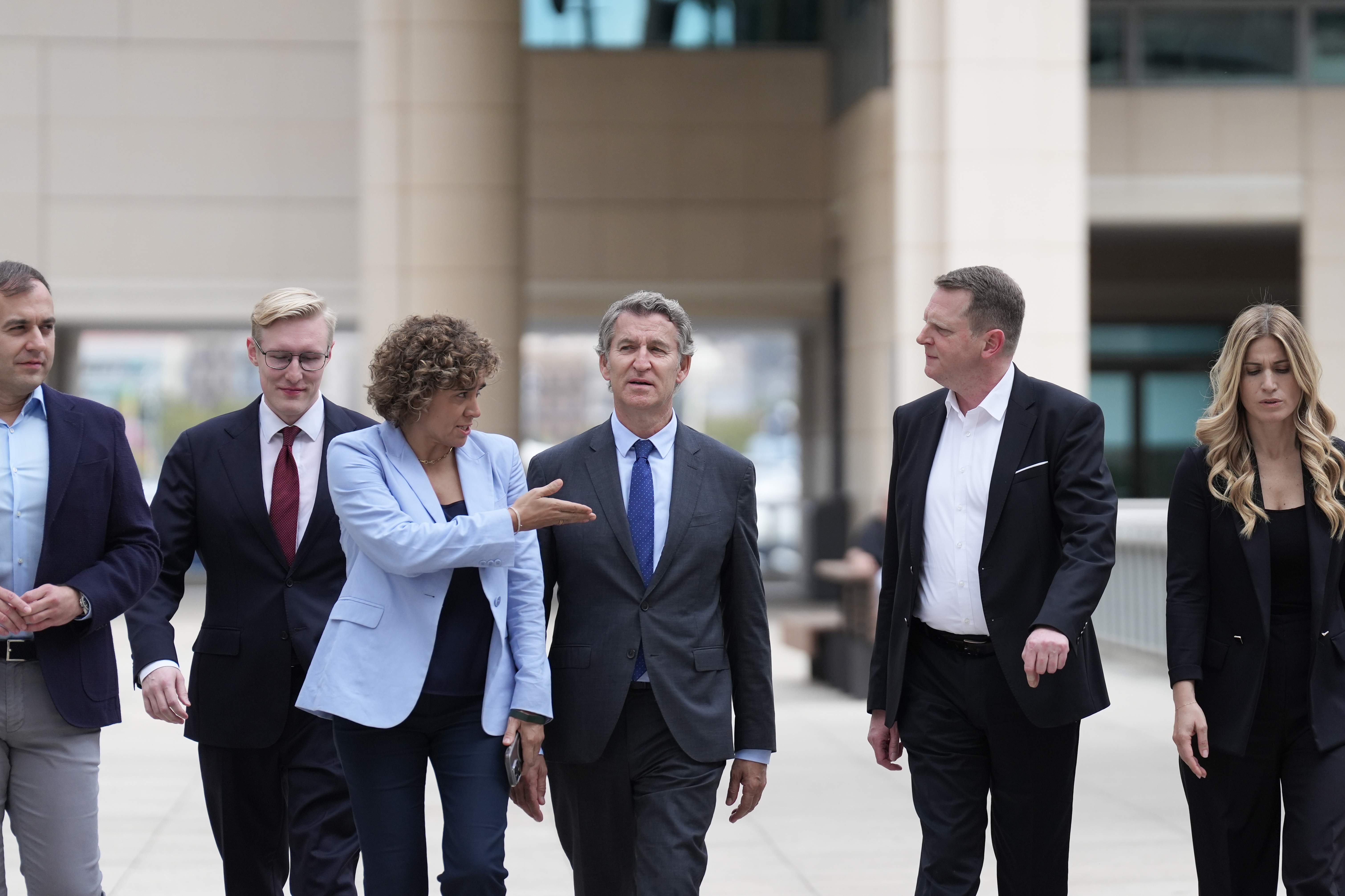 Feijóo acusa a Sánchez de convertir la irregularidad migratoria en la "vía más rápida de entrada" a España