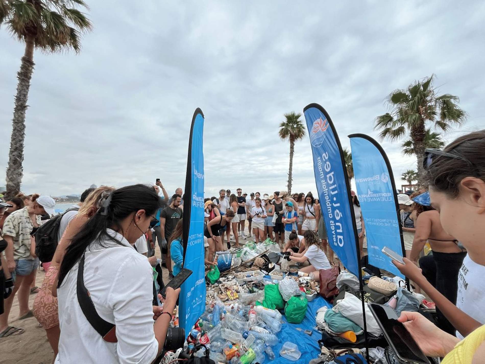 La Bluewave Alliance impulsa la recollida de plàstics a la platja de Barcelona