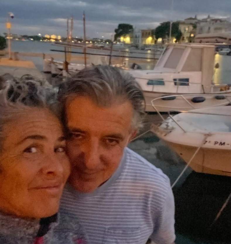 La Nina, feliç en el seu 59è aniversari, al costat de la seva parella IG