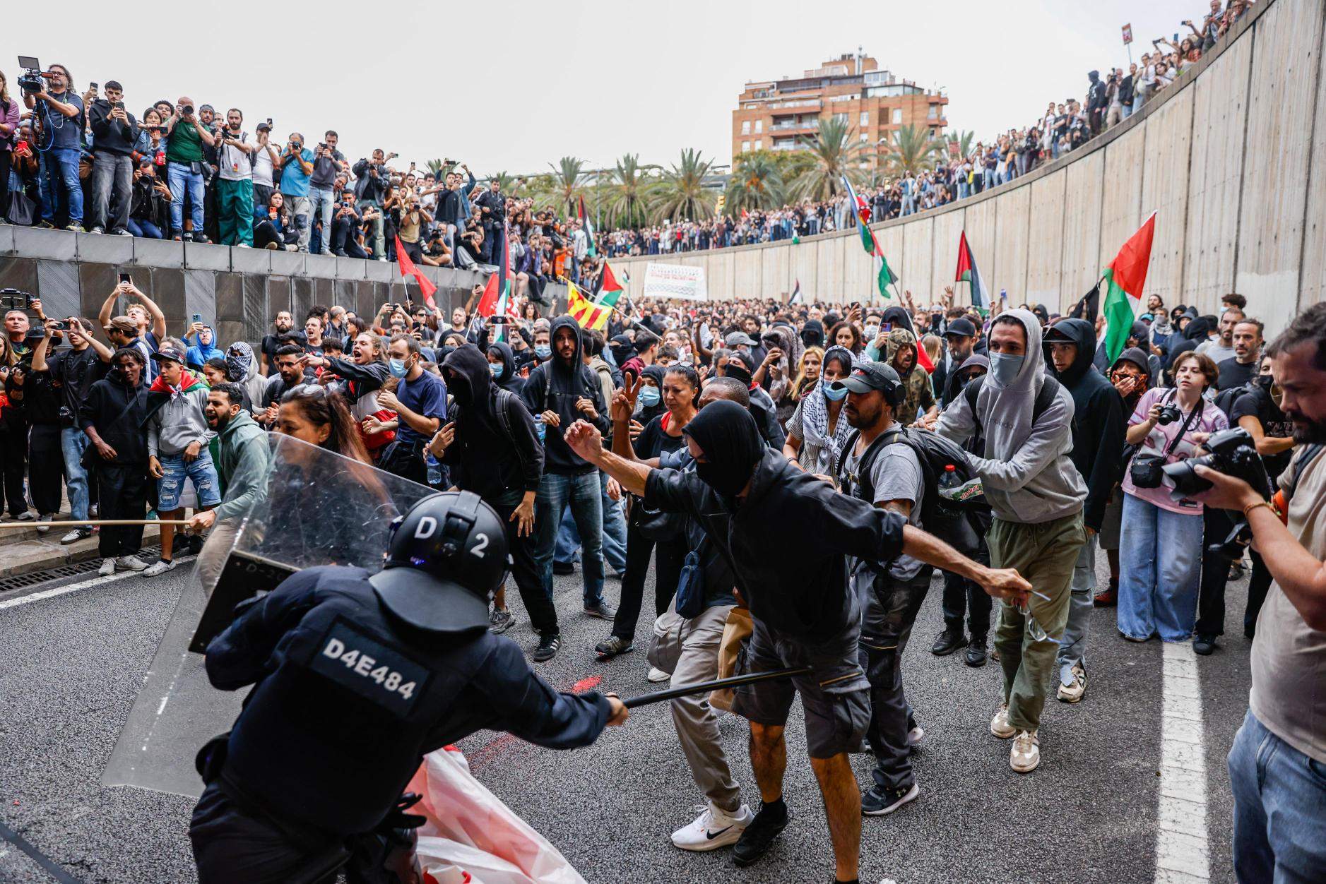 Tensió a la plaça Drassanes / Carlos Baglietto