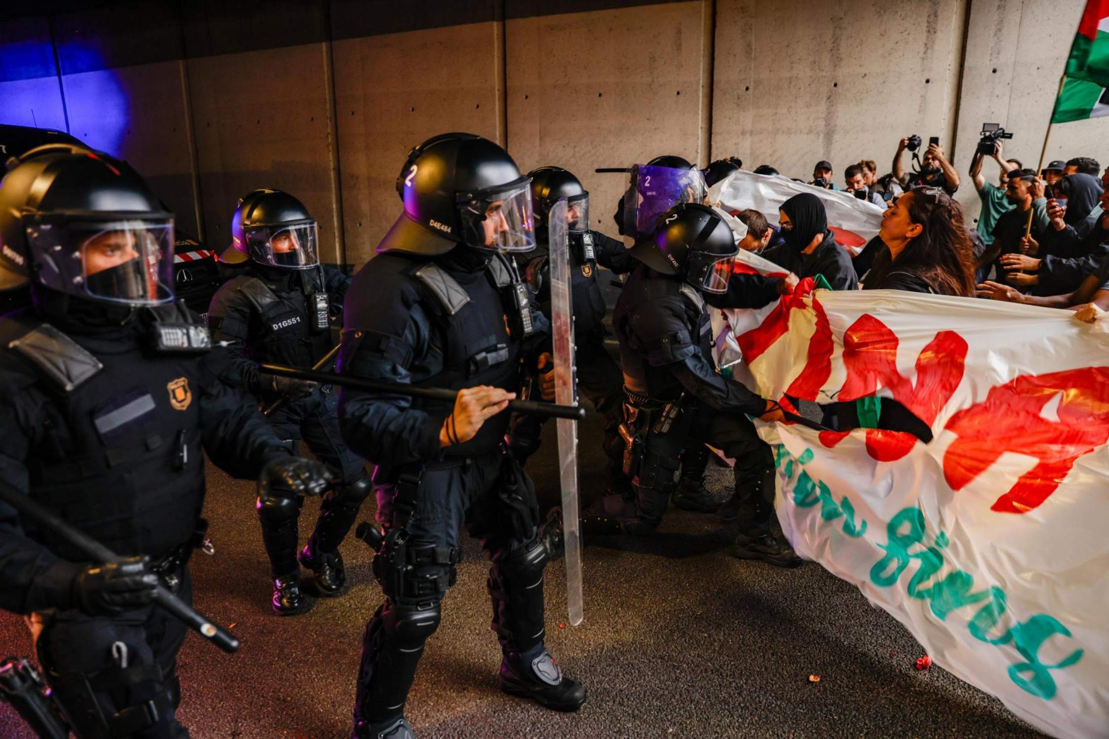 Destrozos, artefactos incendiarios y detenidos en una noche de protestas a favor de Palestina en Barcelona