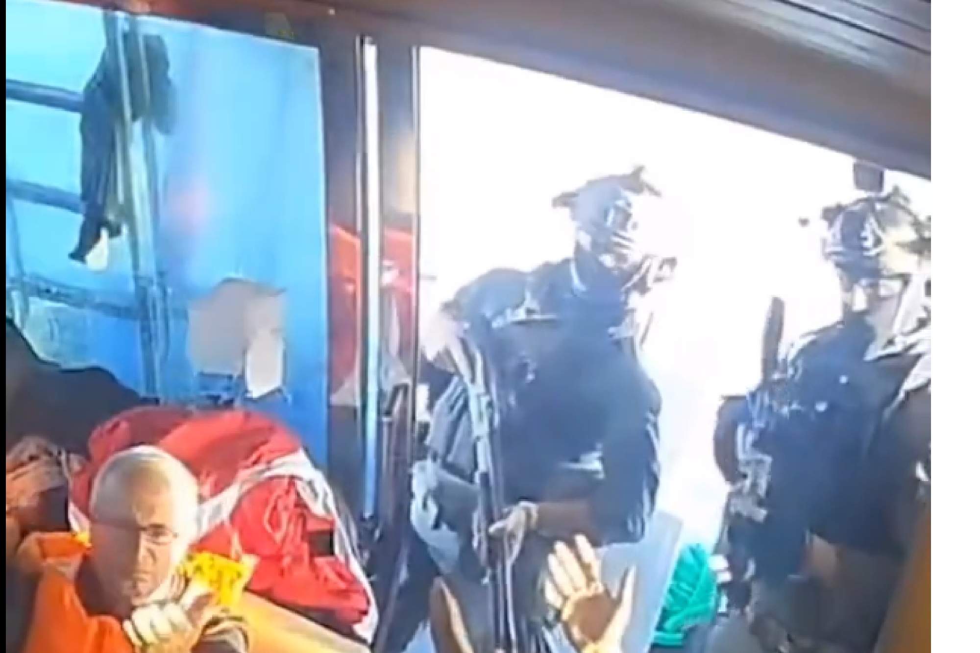 Los miembros de la Flotilla, a la espera de ser deportados