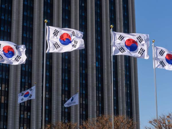 EuropaPress 6636341 banderas corea sur frente edificio acoge oficina primer ministro capital