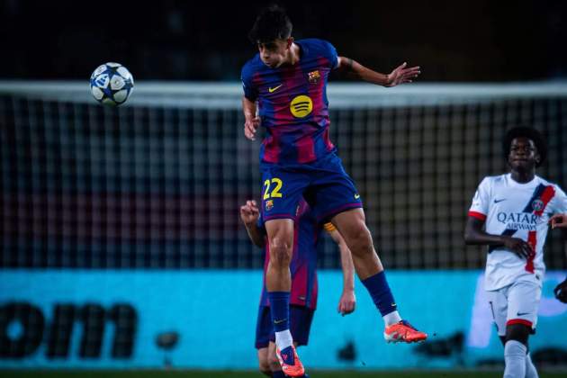 Marc Bernal guanya un salt durant el Barça - PSG / Foto: EFE