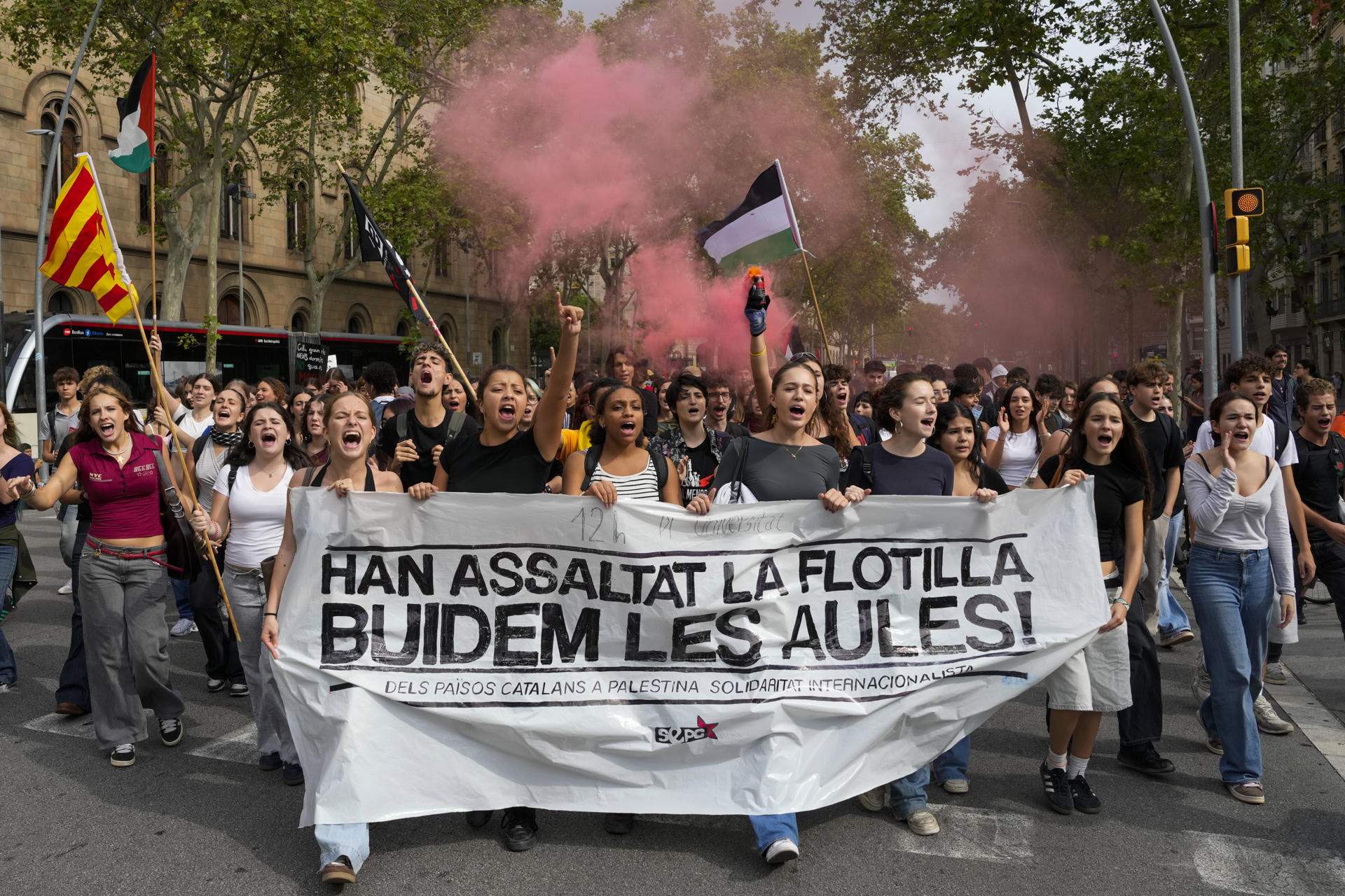 Milers d'estudiants omplen els carrers de Barcelona per Gaza i per exigir l'alliberament de la flotilla