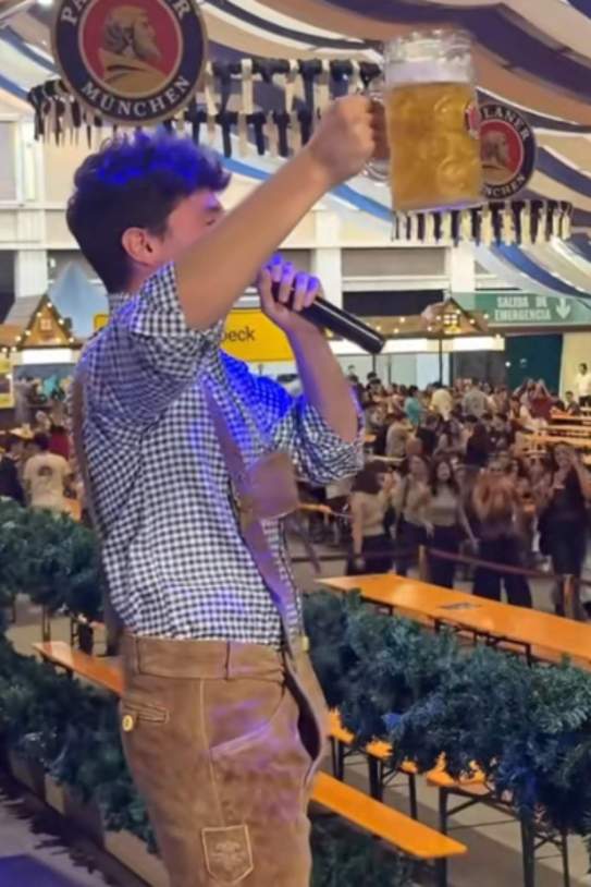 Miki Núñez cantant Escriurem amb una cervesa a la mà / TikTok