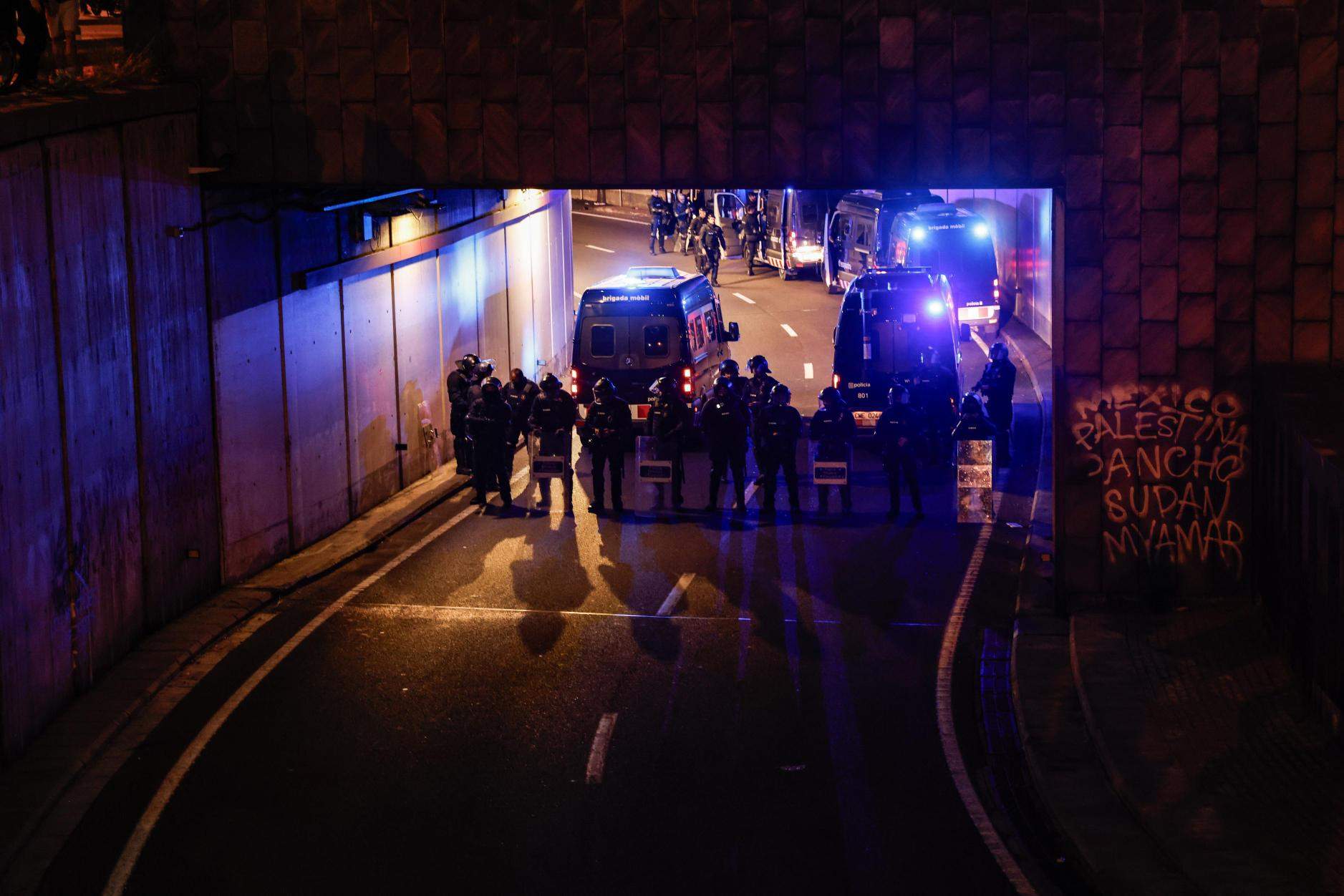 Els Mossos bloquegen l'accés a la ronda Litoral / Carlos Baglietto