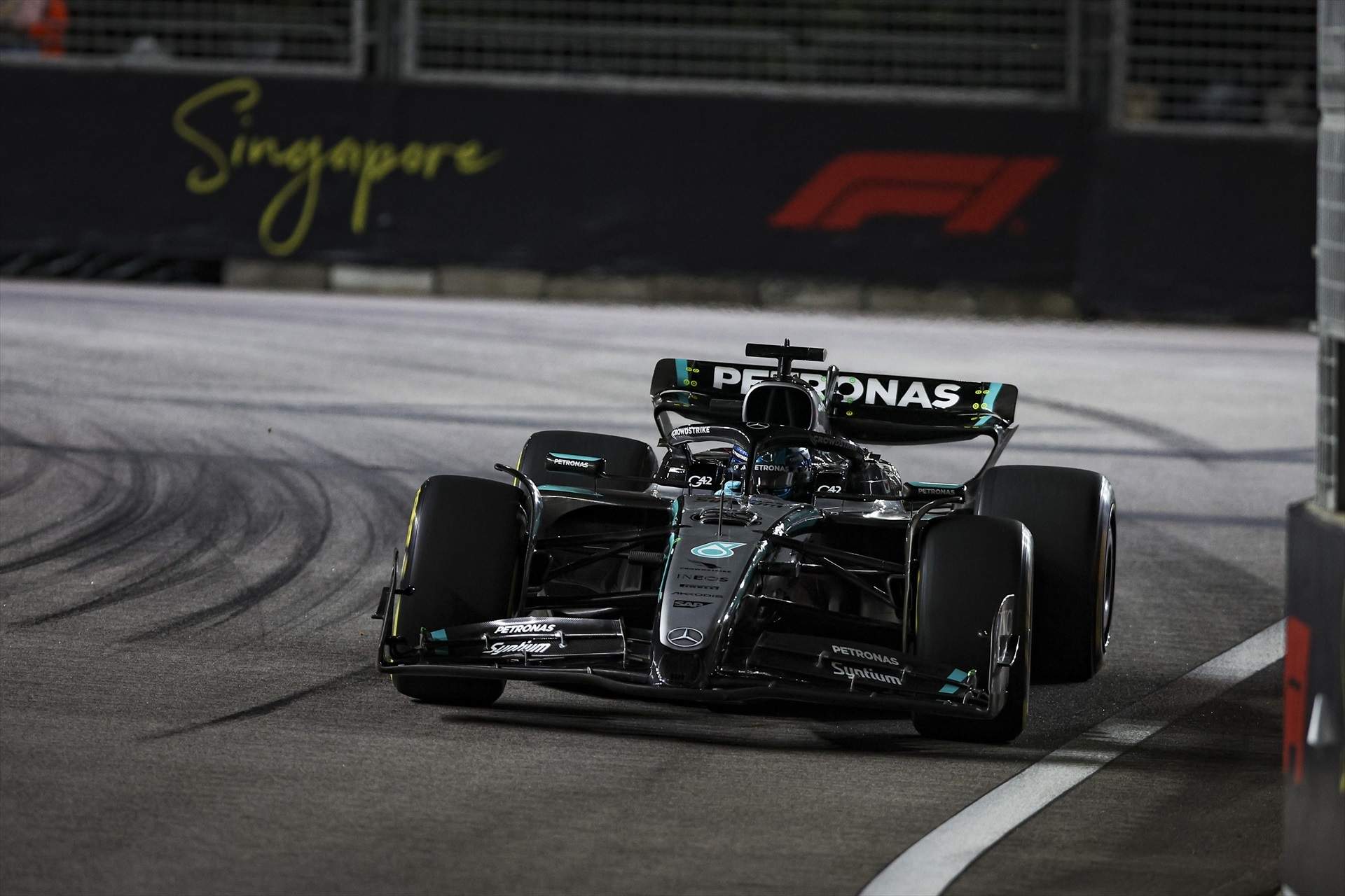 George Russell s'alia amb els murs de Singapur per endur-se la pole, amb Fernando Alonso 10è