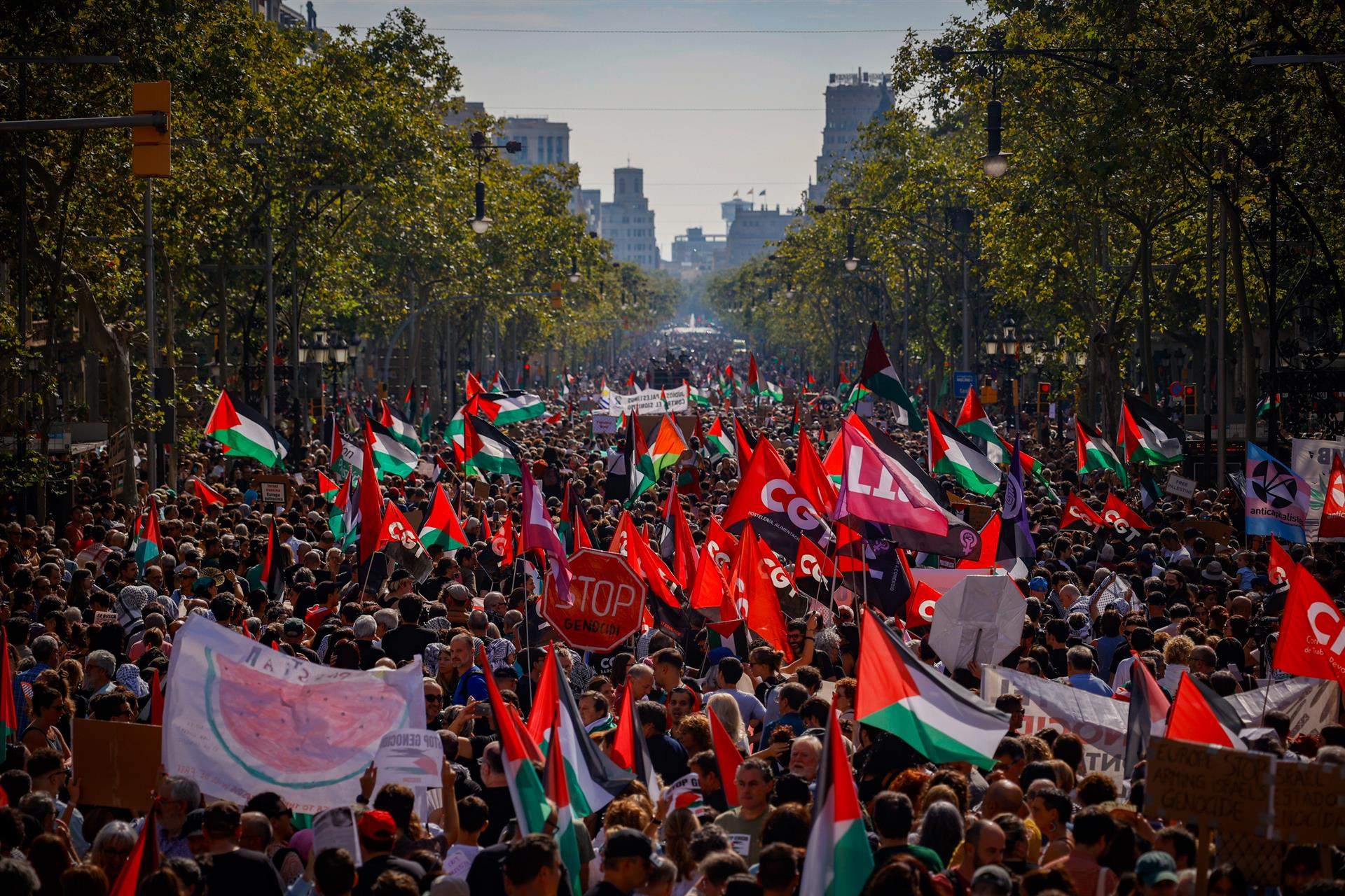 PSC, ERC, Comuns y la CUP reclaman el fin del “genocidio” desde la manifestación en Barcelona