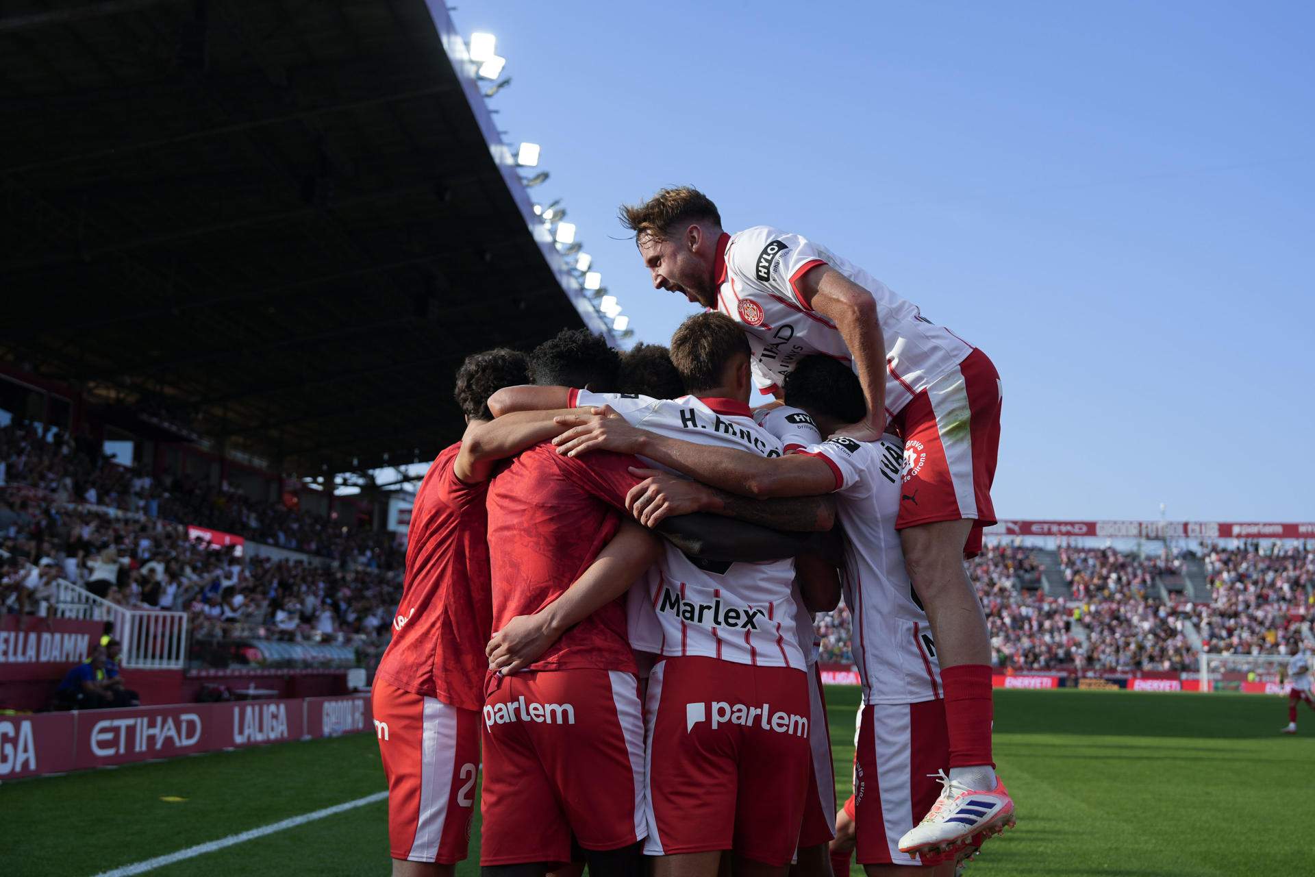 Un Girona valent revifa contra el València (2-1) i suma el seu primer triomf a la Lliga