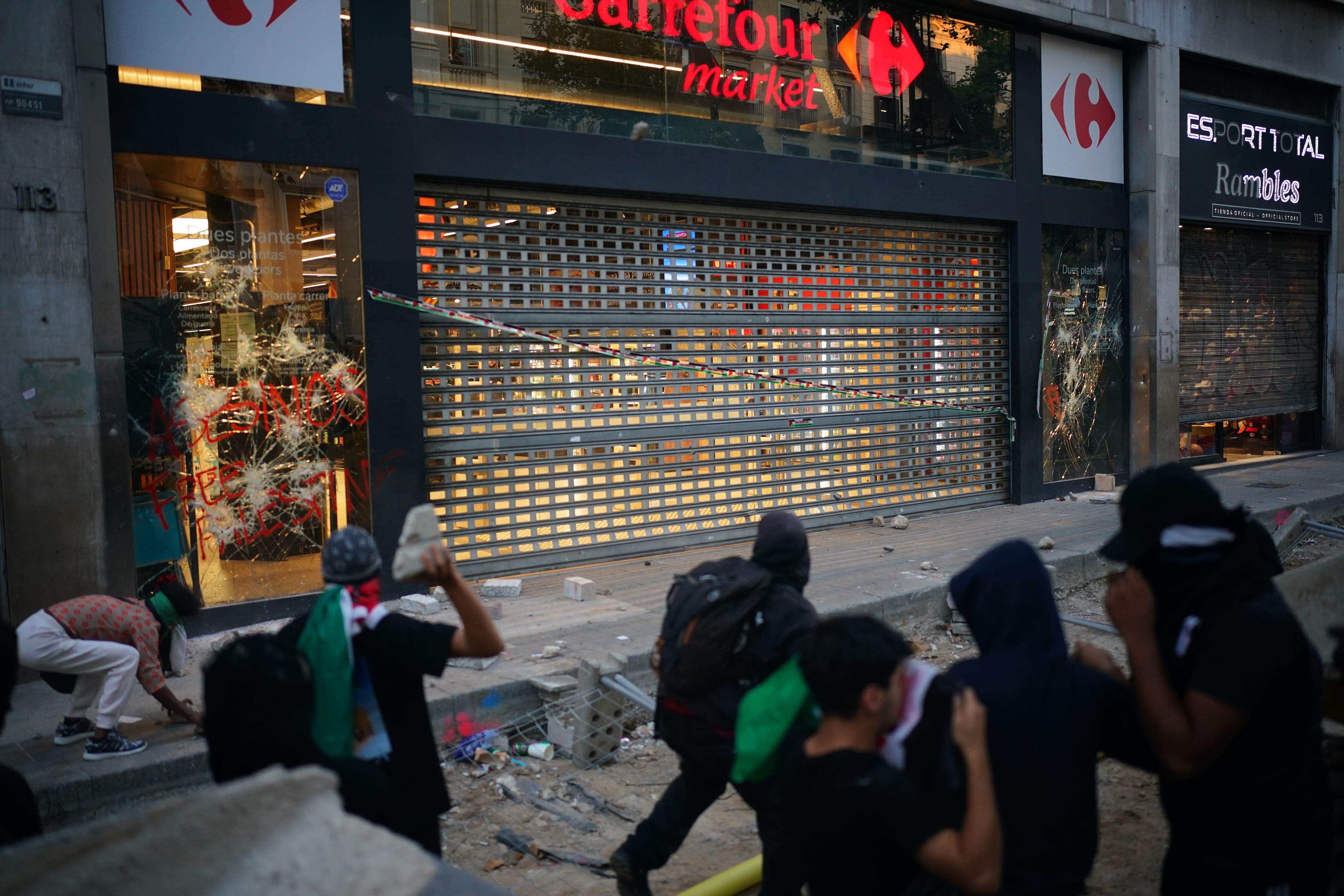 Cargas contra un grupo de manifestantes pro Palestina que han causado destrozos en el centro de Barcelona