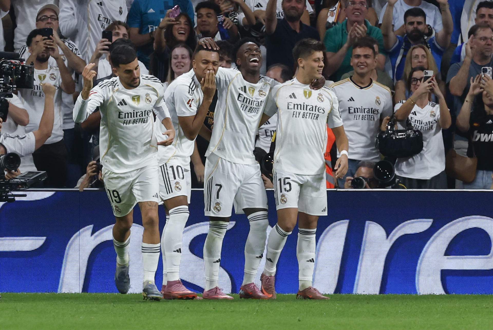 Un Real Madrid marcado por la polémica se impone al Villarreal y se sitúa como líder provisional (3-1)