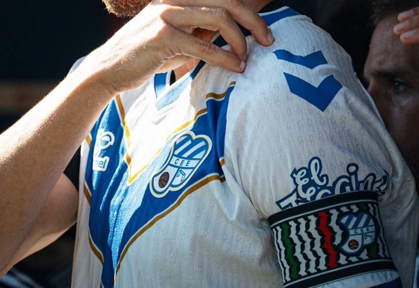 El Europa burla la prohibición de la RFEF y luce un brazalete solidario con Palestina