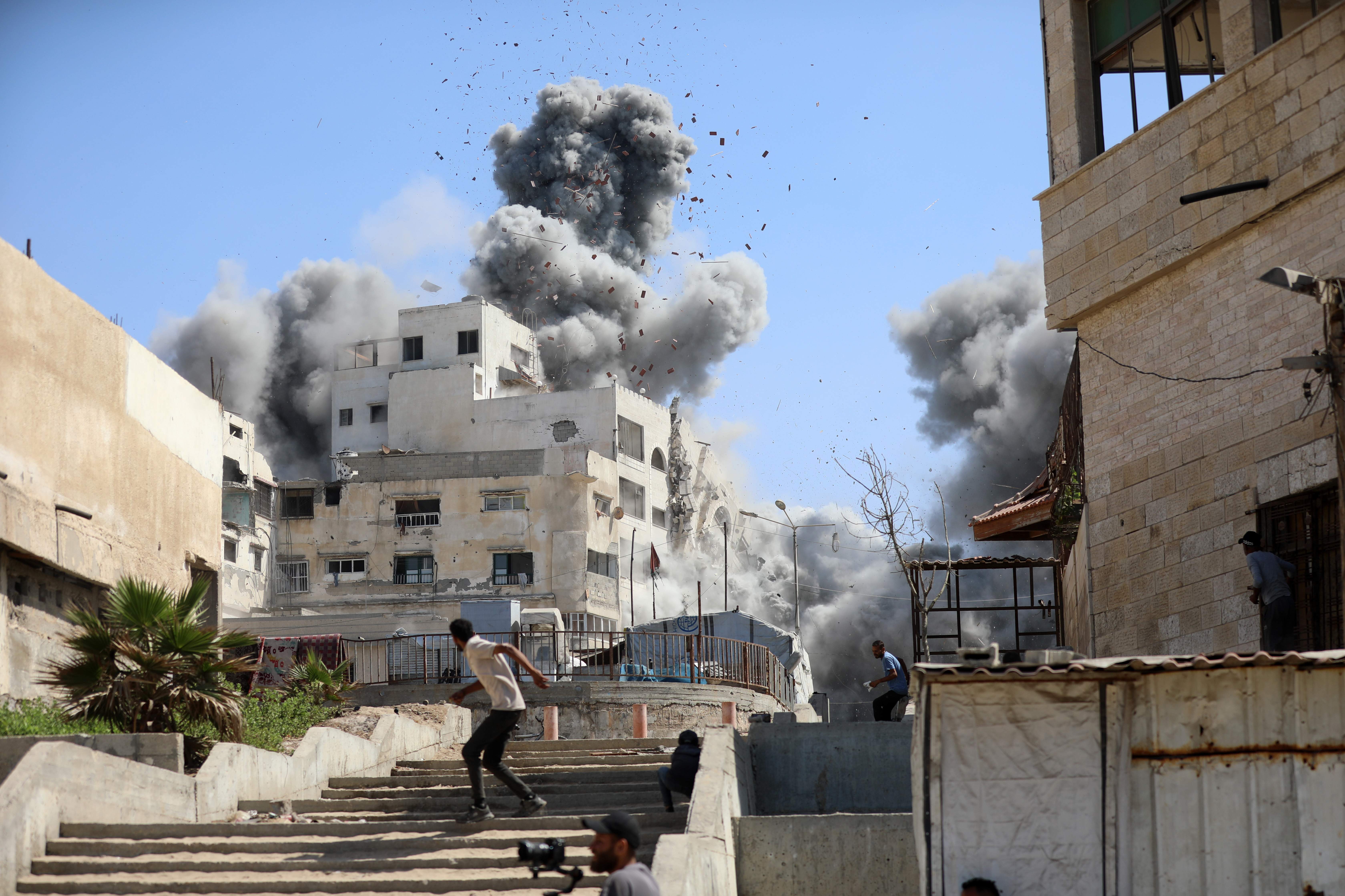 Israel exhibe la devastación de Gaza mientras mantiene los bombardeos en vísperas de las negociaciones