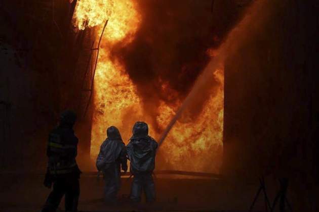 Les autoritats apaguen les flames provocades pel bombardeig rus / EFE