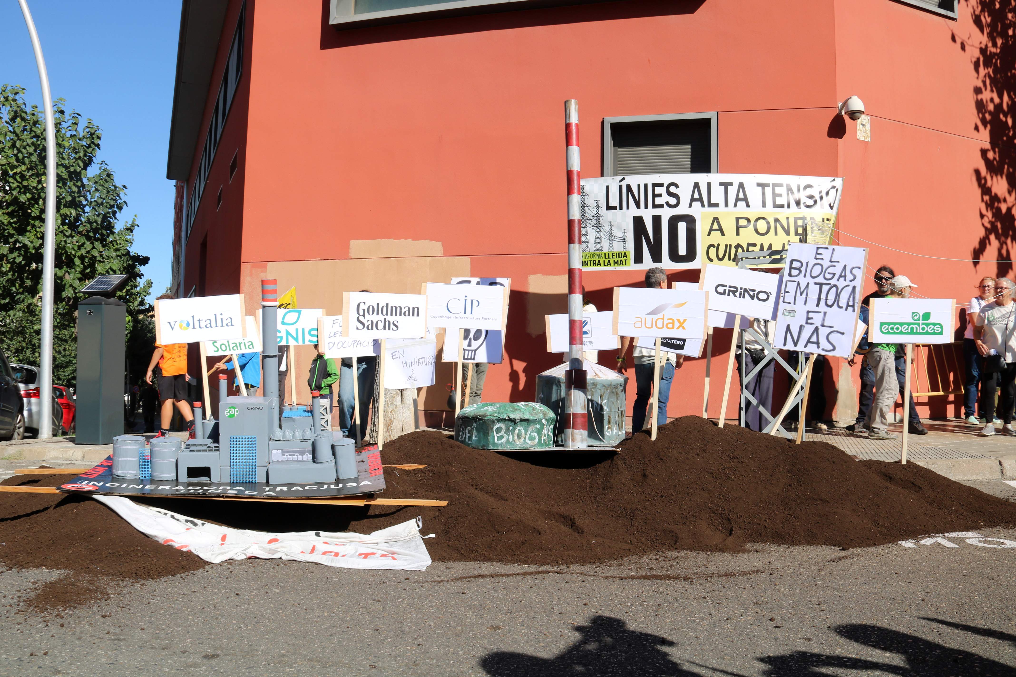 Aboquen compost davant la delegació d’Agricultura a Lleida contra els macroprojectes al món rural