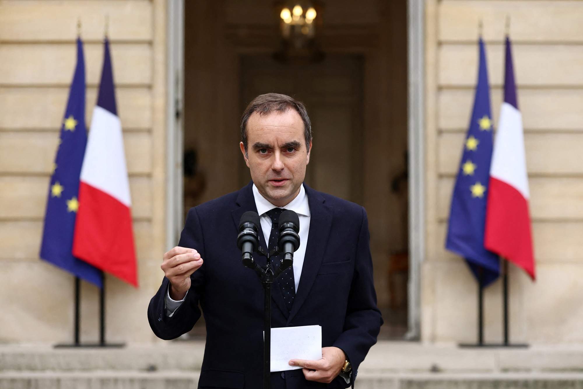 Dimiteix el primer ministre francès, Sébastien Lecornu, poques hores després d'anunciar el seu govern