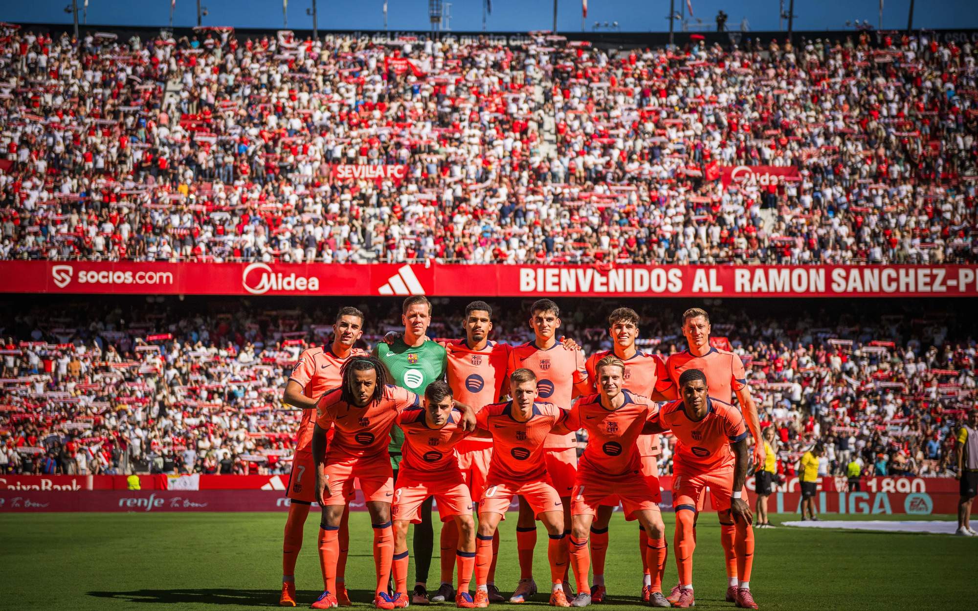 Carragher carga contra un jugador del Barça tras el partido ante el Sevilla: "Lo tienen que vender"