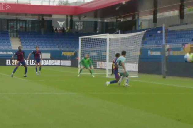 Pau López, en acción en el Barça Atlètic Olot