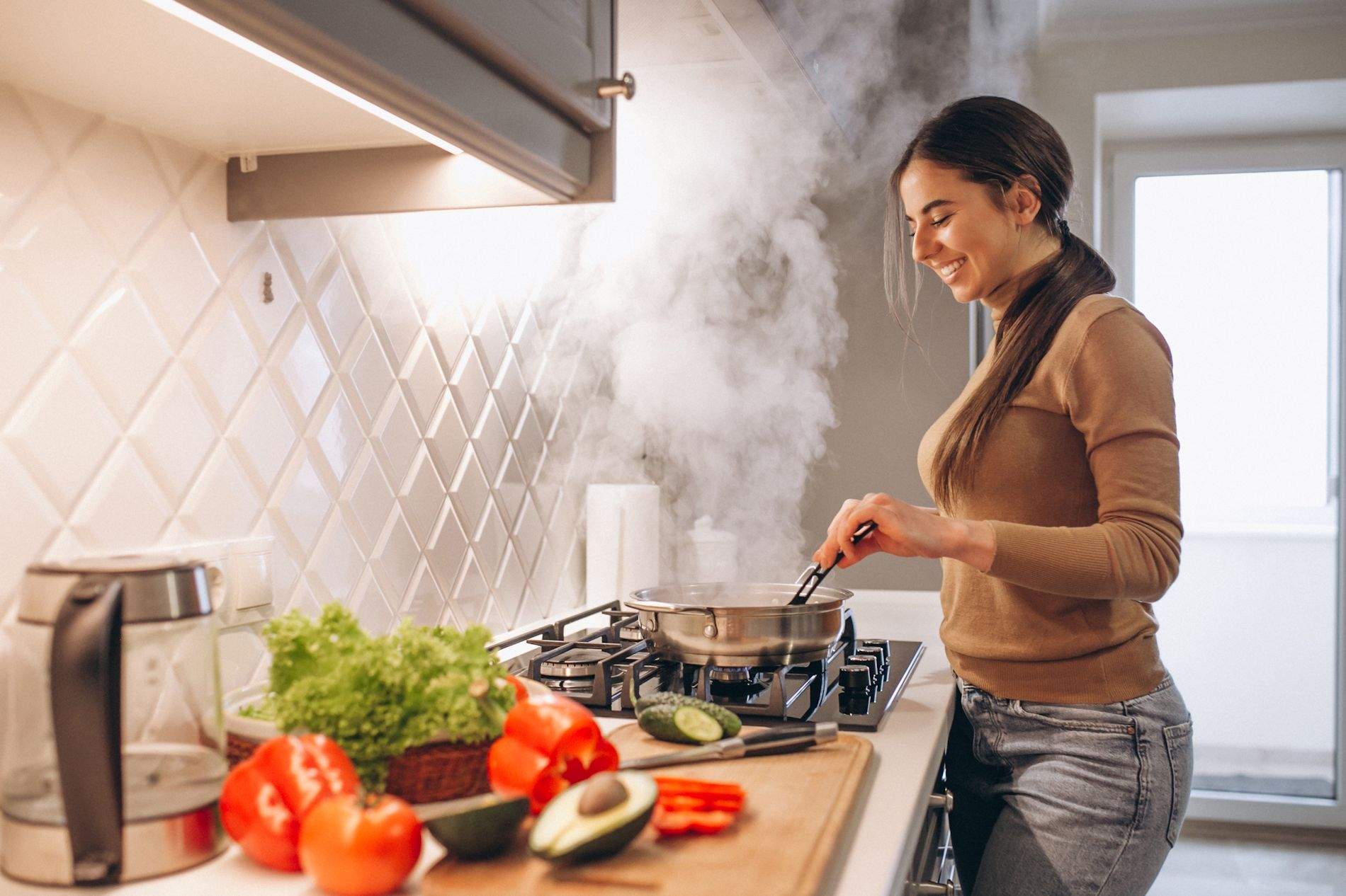 mujer cocina en cocina 1900x1266