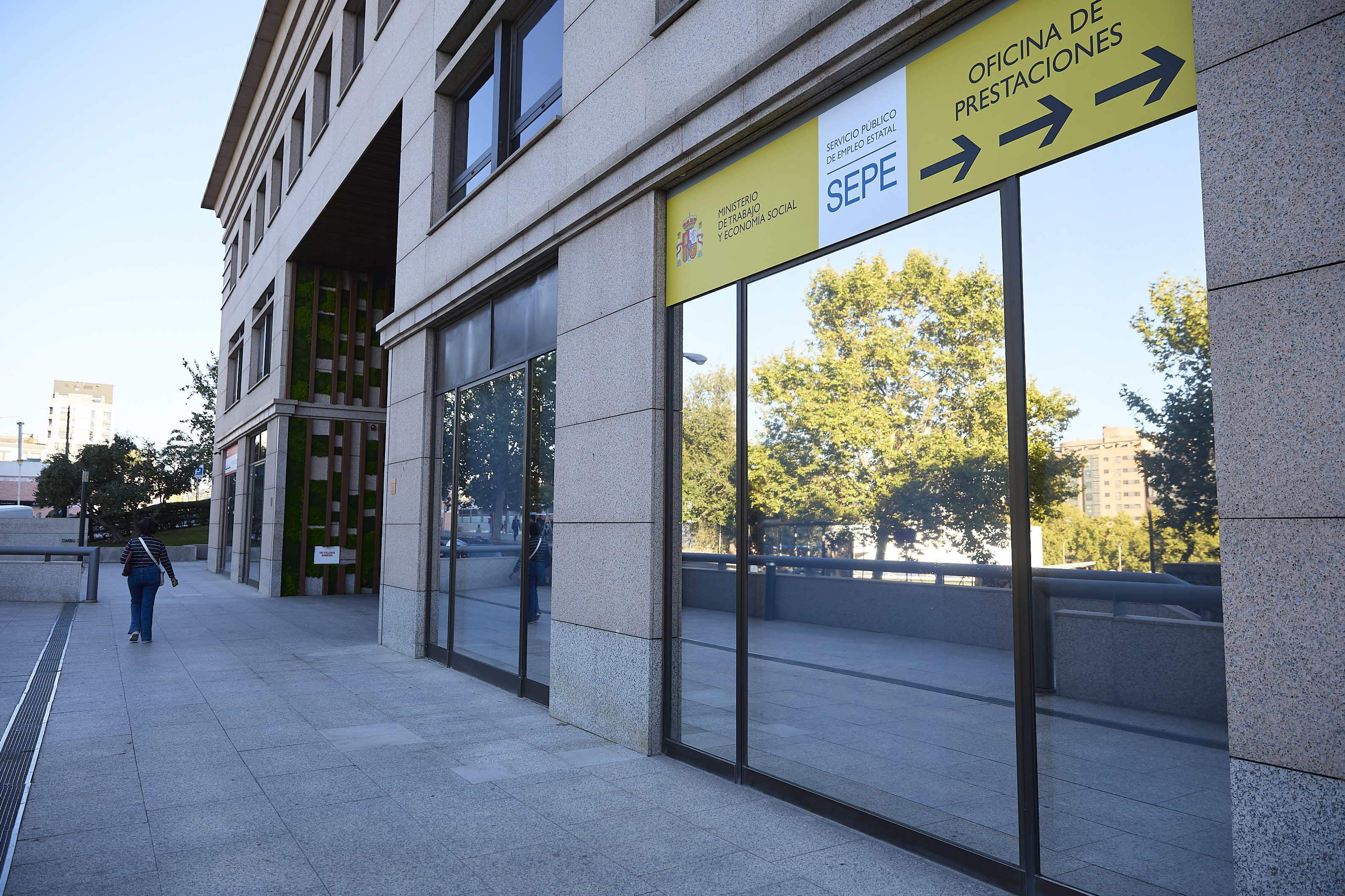 Así quiere el SEPE que los mayores de 45 años encuentren un buen empleo: un curso gratis de IA de 120 horas