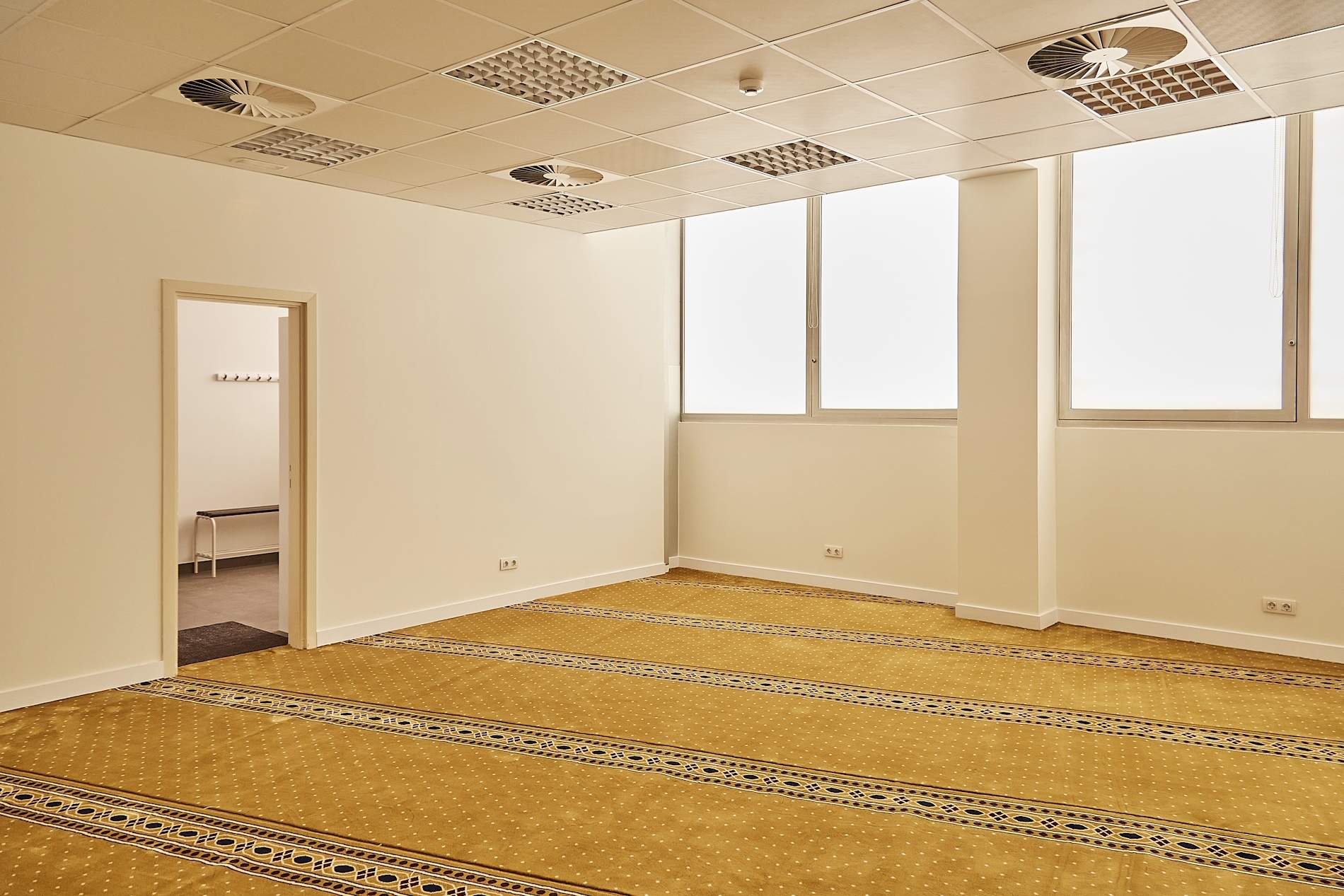 Fotografía de la estancia dedicada a la oración del espacio multiconfesional en el Tanatorio-Crematorio Àltima Gran Via de Barcelona Fotografía de la estancia dedicada a la oración del espacio multiconfesional en el Tanatorio-Crematorio Àltima Gran Via de Barcelona