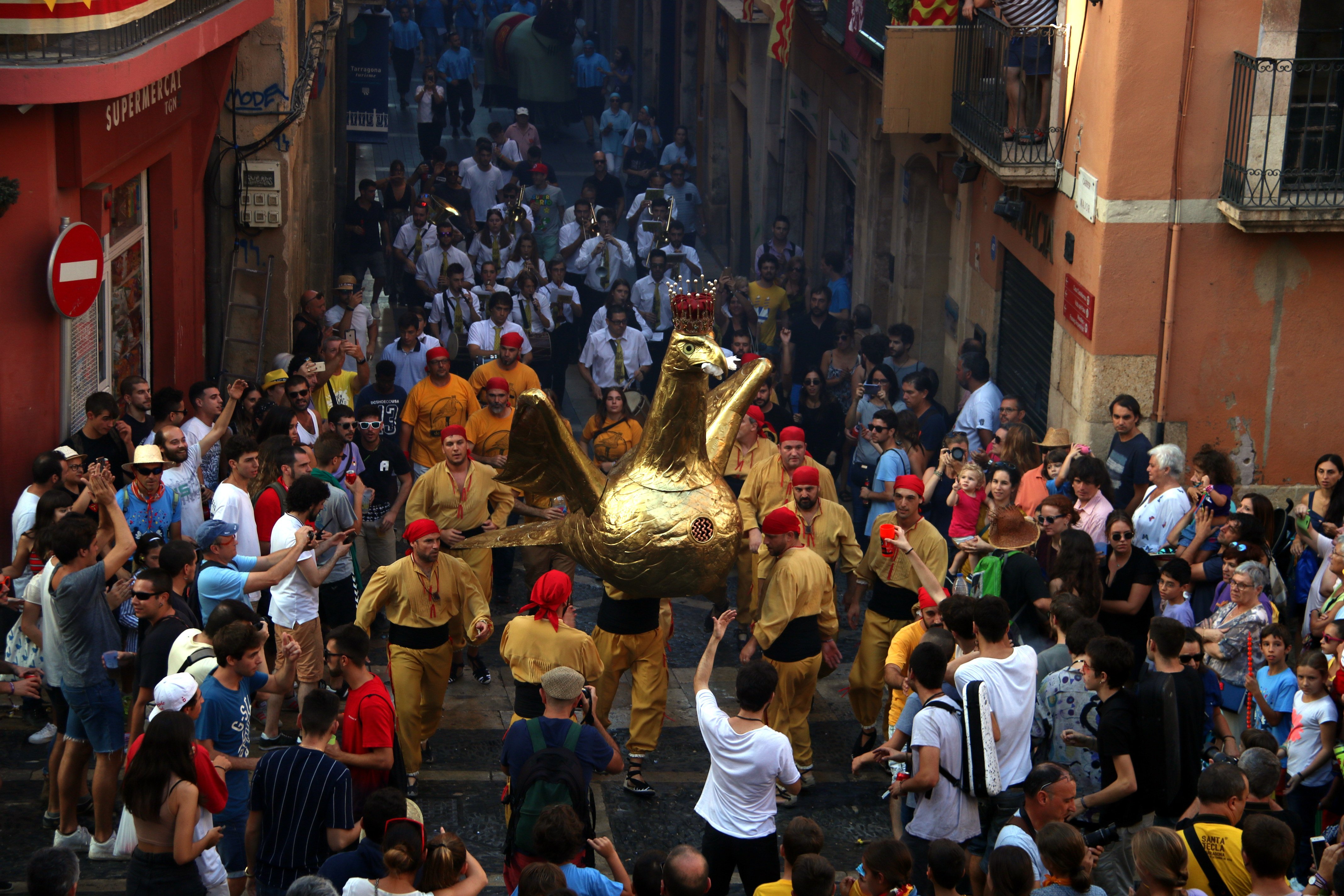 Pitada masiva y gritos de "Ballesteros dimisión" en las fiestas de Santa Tecla